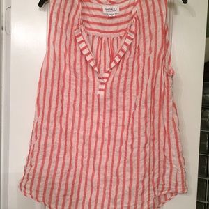 Sleeveless shirttail hem blouse